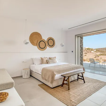 Lily Rock Paros Αγκαιριά